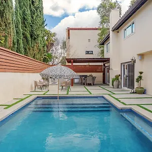 Holiday home Beautiful 5 Bedroom 8 Bed Sleeps Up To 16 With Pool Near Universal, Los Angeles